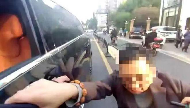 “蛇形走位”撞翻护栏还逃逸？！司机当街下跪“求放过”(图2)