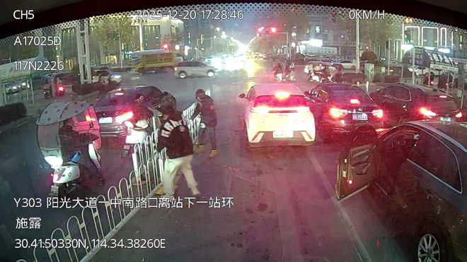 公交司机与热心车主合力清障晚高峰拥堵路面瞬间变通畅