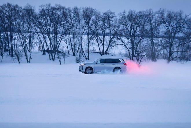 高速雪地弯道爆胎不失控！吉利银河这波冬测太“反常识”(图5)
