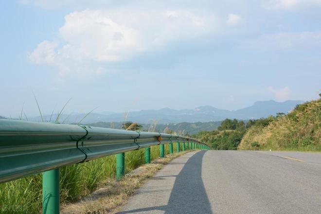 如何选择合适的乡村公路防撞护栏板？B级和C级波形护栏深度解析！