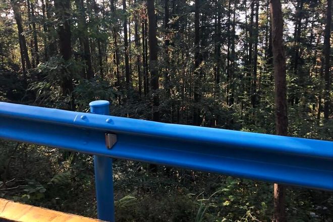 如何选择合适的乡村公路防撞护栏板？B级和C级波形护栏深度解析！(图2)