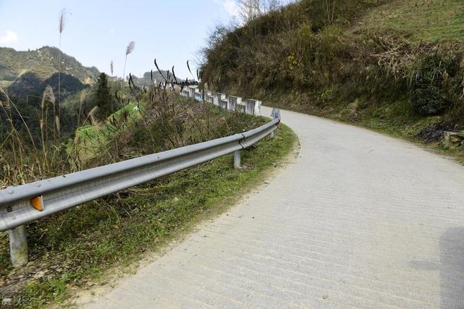 如何选择合适的乡村公路防撞护栏板？B级和C级波形护栏深度解析！(图4)