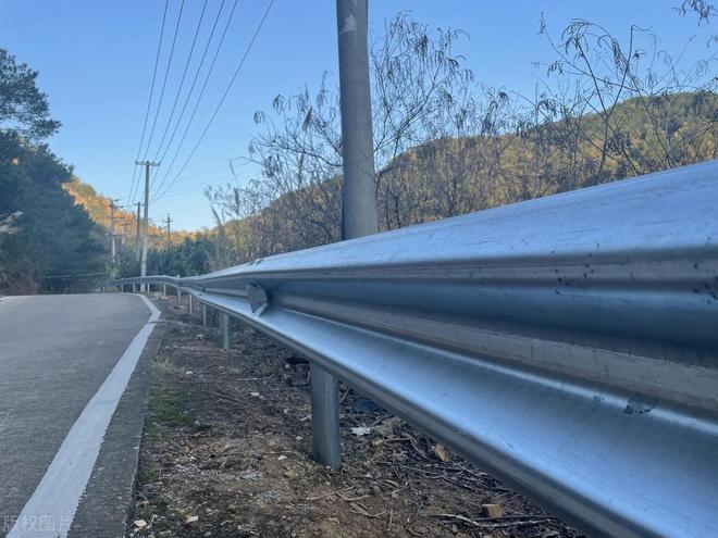 如何选择合适的乡村公路防撞护栏板？B级和C级波形护栏深度解析！(图3)