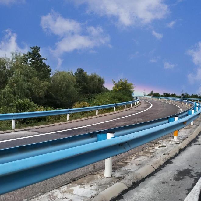 如何选择合适的乡村公路防撞护栏板？B级和C级波形护栏深度解析！(图6)