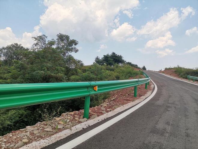 如何选择合适的乡村公路防撞护栏板？B级和C级波形护栏深度解析！(图5)