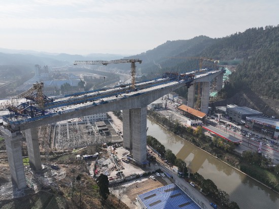 京昆高速汉广扩容项目最长特大桥右幅合龙