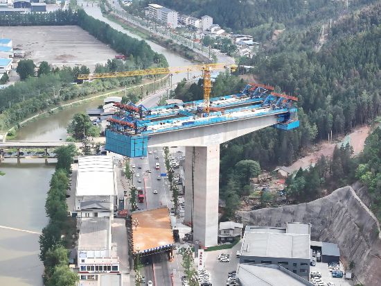 京昆高速汉广扩容项目最长特大桥右幅合龙(图2)