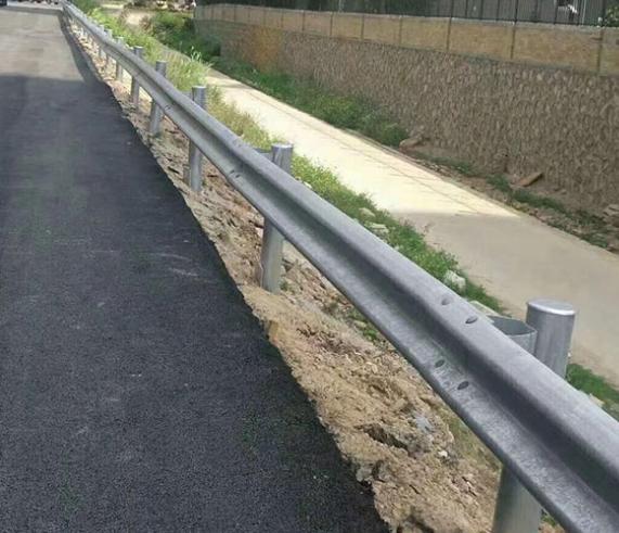 道路护栏一般都设置在哪些地方