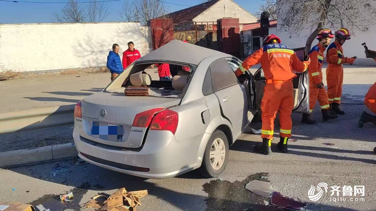 滨州：轿车失控撞向护栏致一人被困消防紧急救援