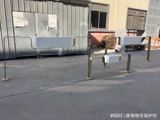 嘉兴护栏厂家轻奢景观护栏+花箱一体化高颜值高性价比