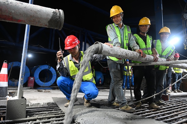 宝山嘉陵江大桥主桥首个合龙段浇筑完成(图2)