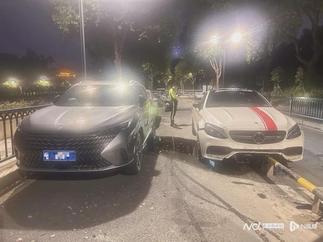 一晚上两辆奔驰“骑上”马路中间护栏车主质疑施工方多方回应(图2)