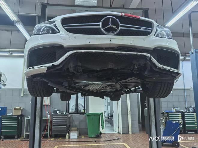 一晚上两辆奔驰“骑上”马路中间护栏车主质疑施工方多方回应(图4)