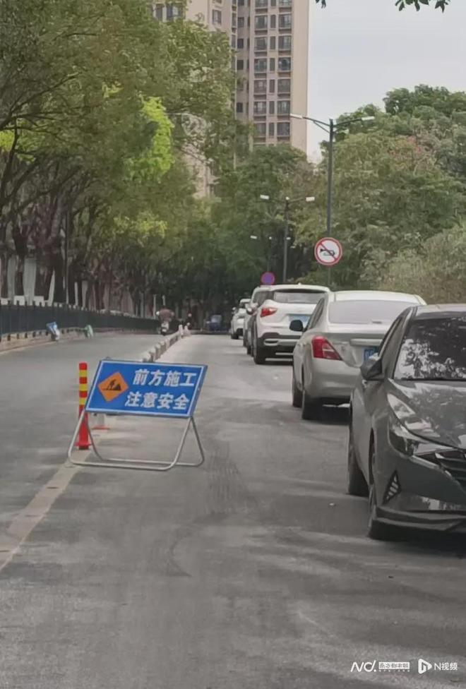 一晚上两辆奔驰“骑上”马路中间护栏车主质疑施工方多方回应(图5)