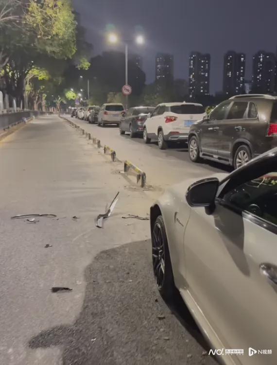 一晚上两辆奔驰“骑上”马路中间护栏车主质疑施工方多方回应