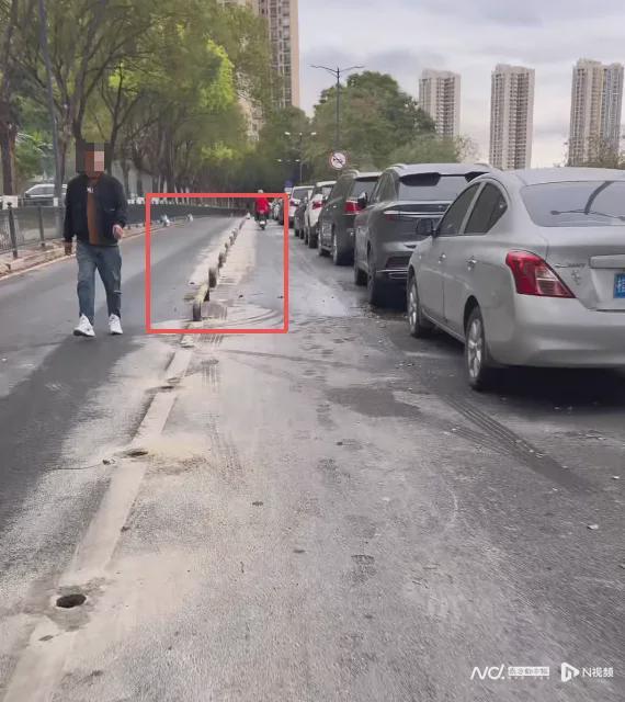 一晚上两辆奔驰“骑上”马路中间护栏车主质疑施工方多方回应(图6)