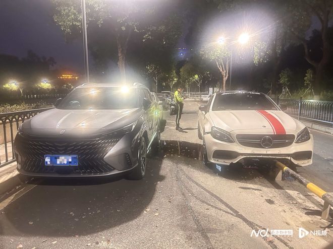 东莞一奔驰车撞上新装护栏车主质疑施工方不规范多方回应(图2)