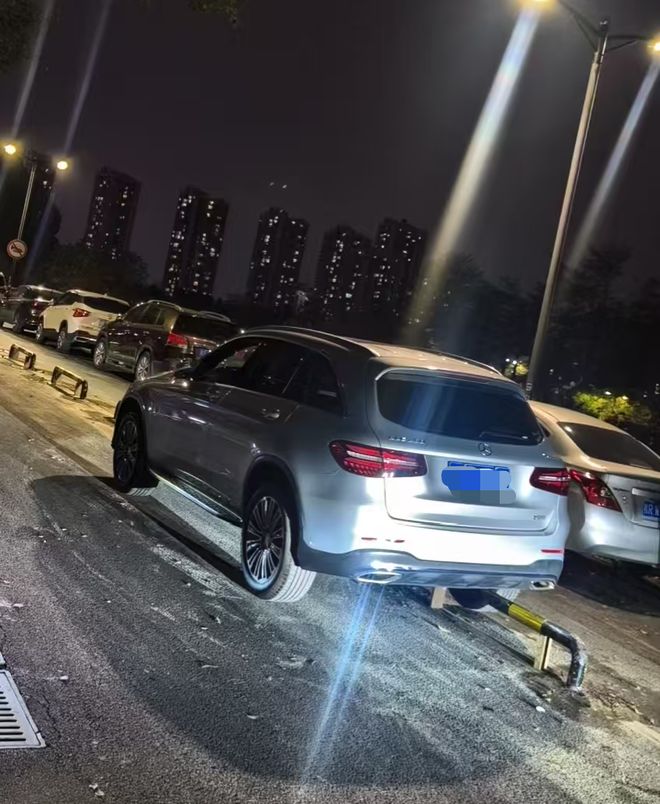 东莞一奔驰车撞上新装护栏车主质疑施工方不规范多方回应(图3)