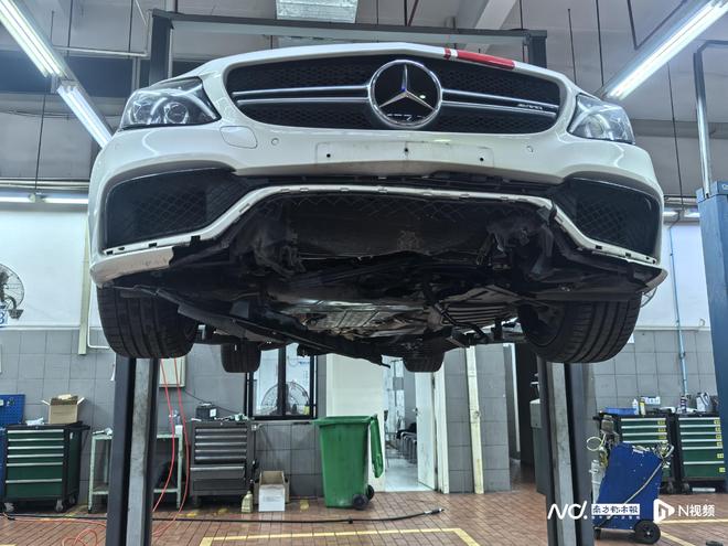 东莞一奔驰车撞上新装护栏车主质疑施工方不规范多方回应(图4)