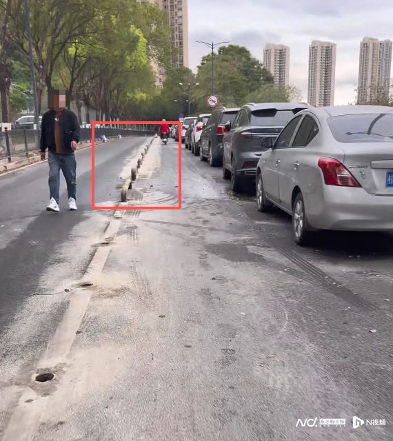 东莞一奔驰车撞上新装护栏车主质疑施工方不规范多方回应(图6)