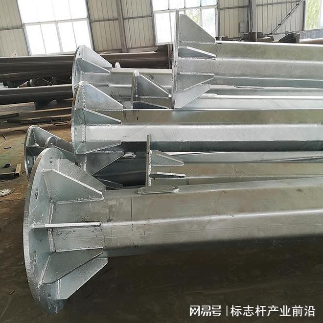 交通标志杆厂家实力推荐：市政道路与高速公路场景需求(图1)