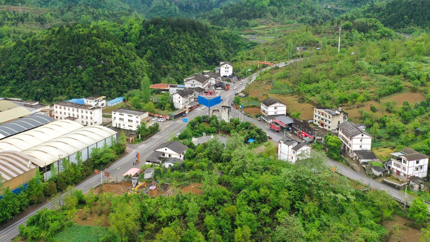 贵州务川“以路兴商”激活乡村一池春水