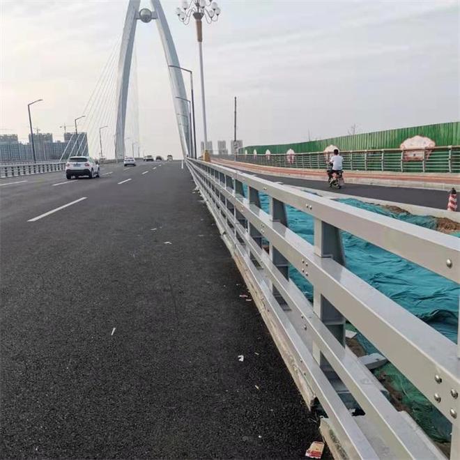 2026年如何选择防撞灯光护栏批发厂家以确保性价比(图3)